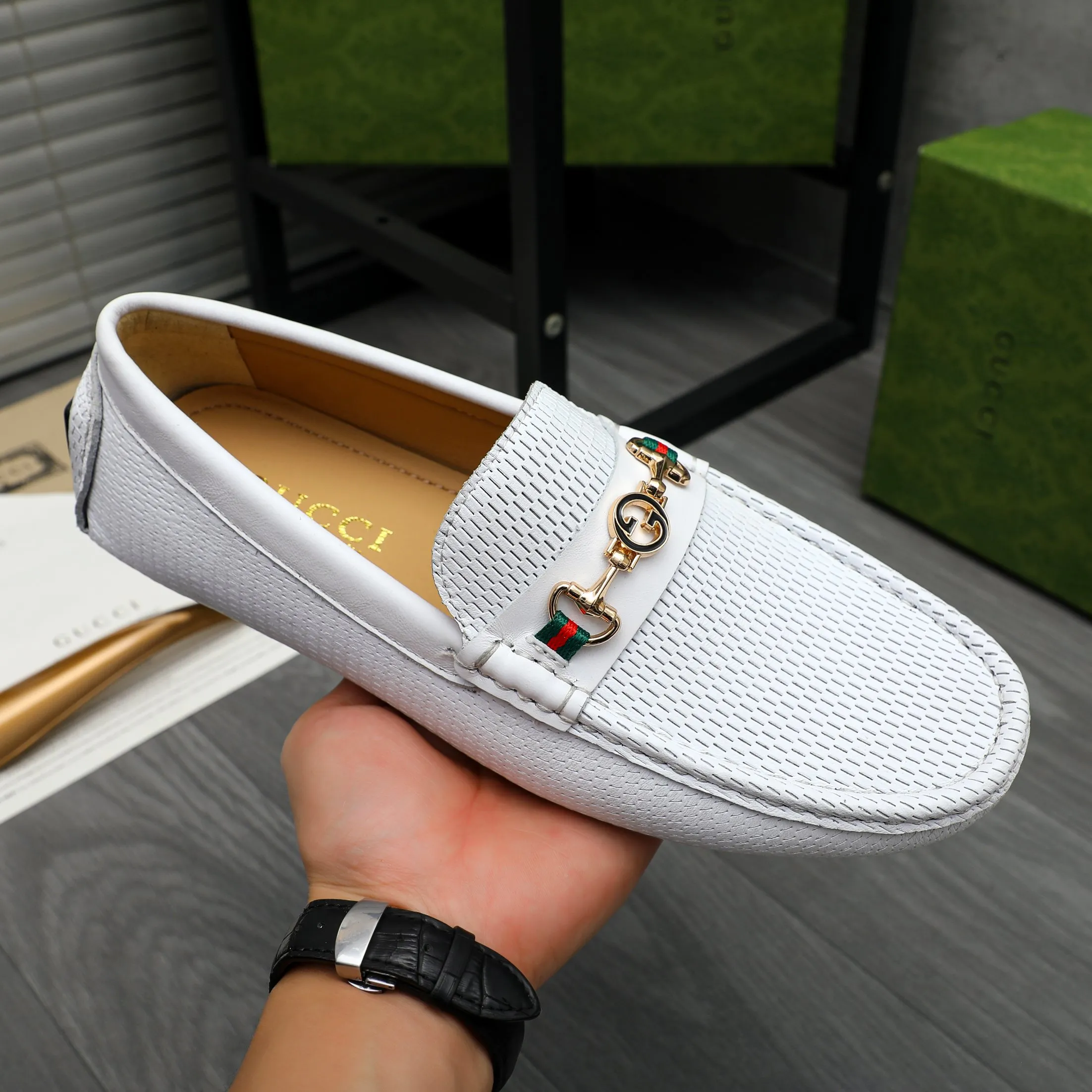 P420 Product trademark: GUCCI (Gucci) casual slip-on men's shoes Regular size: 38-44 Product materials: Selected hollow cowhide upper, sheepskin lining, original rubber outsole